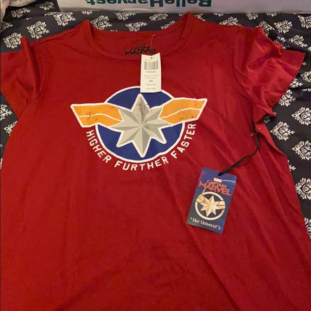 Caption marvel graphic tee